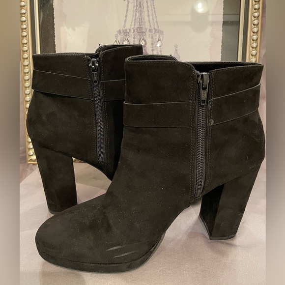 Lauren Conrad- Black Suede Ankle Boots with Side Zipper. Size 10 - Picture 8 of 8